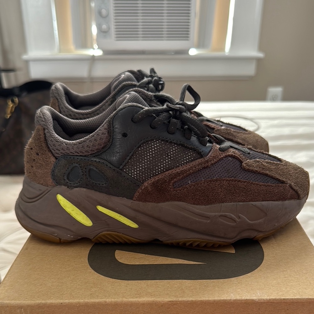 Stylish Men's Sneakers in Gray and Brown